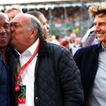 El papá de Checo Pérez festeja junto a Tom Cruise y el papá de Lewis