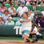 Histórica fiesta deportiva se vivió en el Kukulcán con el primer juego de softbol femenil, el “Partido del Cambio”￼