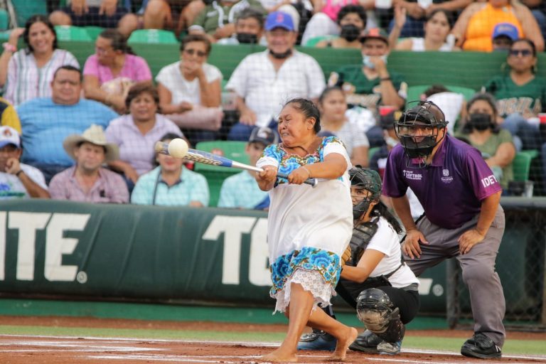 Histórica fiesta deportiva se vivió en el Kukulcán con el primer juego de softbol femenil, el “Partido del Cambio”￼