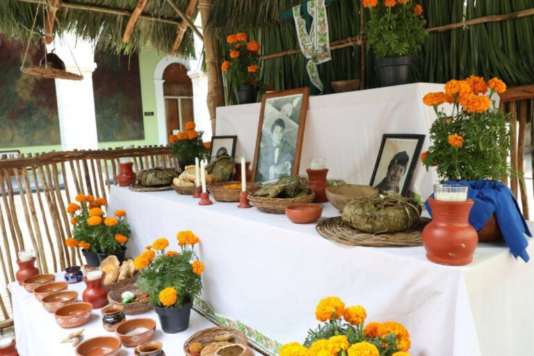 Se honra la memoria de los difuntos con un altar colocado en Palacio de Gobierno