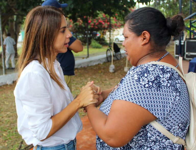 María Isabel Rodríguez Heredia difunde los beneficios de la Tarjeta Universal de Salud y programas para mujeres solteras, en el sur de Mérida