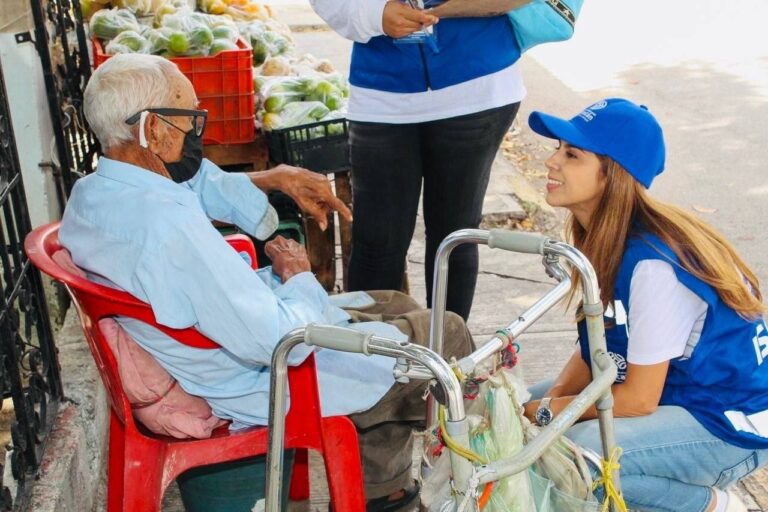 Isabel Rodríguez Heredia continúa promoción casa por casa de programas de salud y apoyo a madres solteras