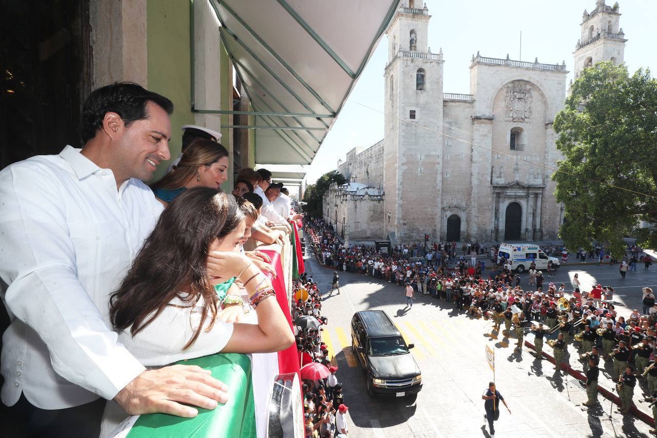 Vila preside el desfile cívico-deportivo con motivo del 113 aniversario del inicio de la Revolución Social Mexicana