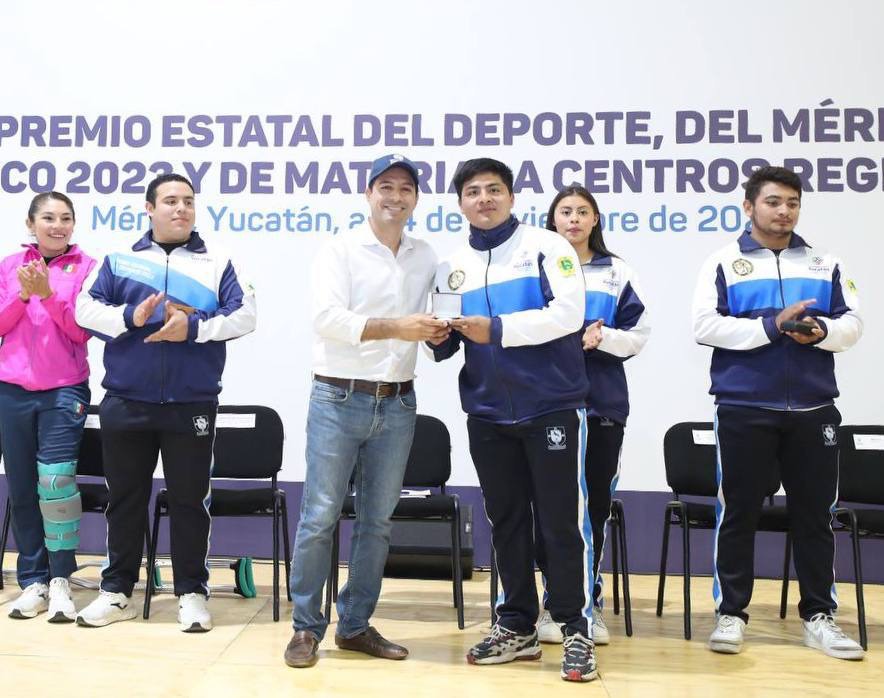 Entrega Vila Dosal distintivos  y apoyos deportivos a talentos yucatecos