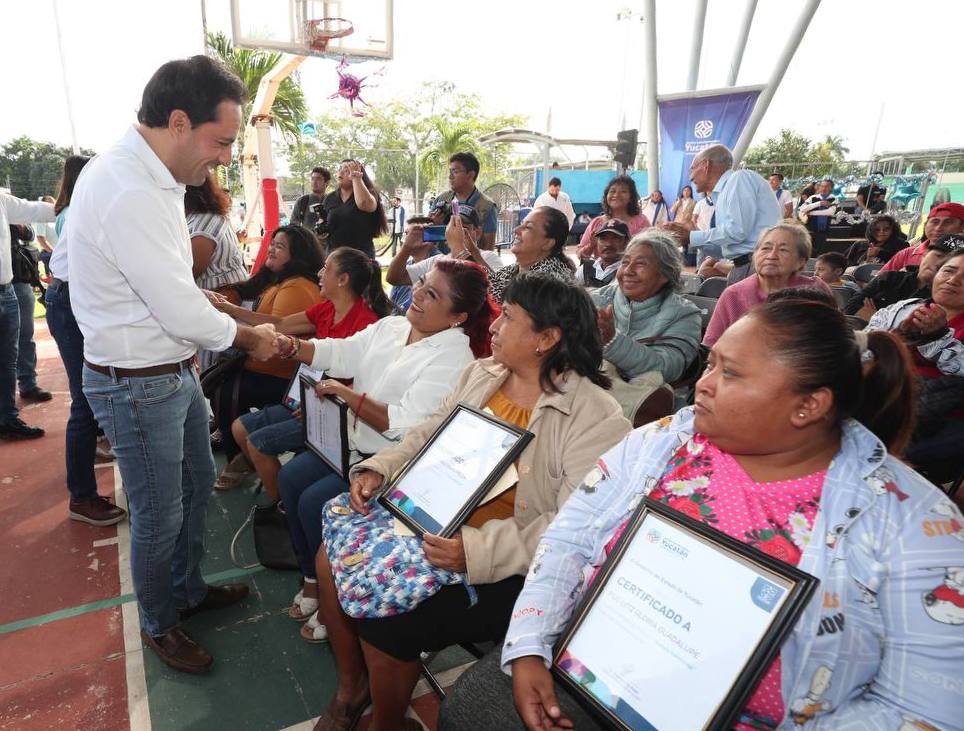 Vila Dosal sigue transformando la vida de familias yucatecas otorgando certeza patrimonial