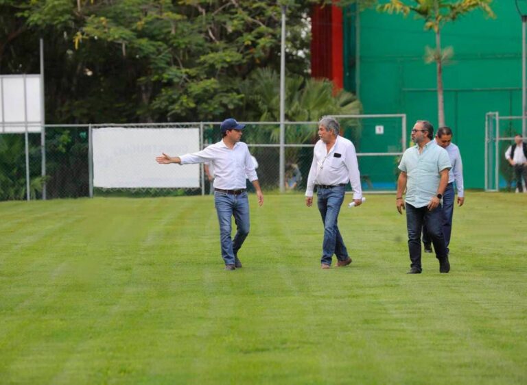 Supervisa Vila Dosal los trabajos de modernización de 8 canchas de fútbol del Complejo Deportivo Kukulcán