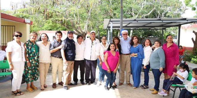 Entregan útiles escolares a niñas y niños de San Ignacio