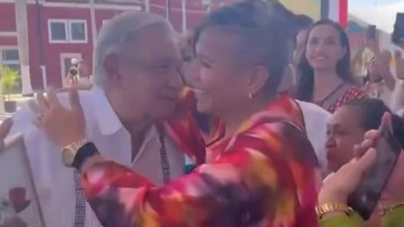 López Obrador besa y  llama “señor vestido de mujer” a una persona trans