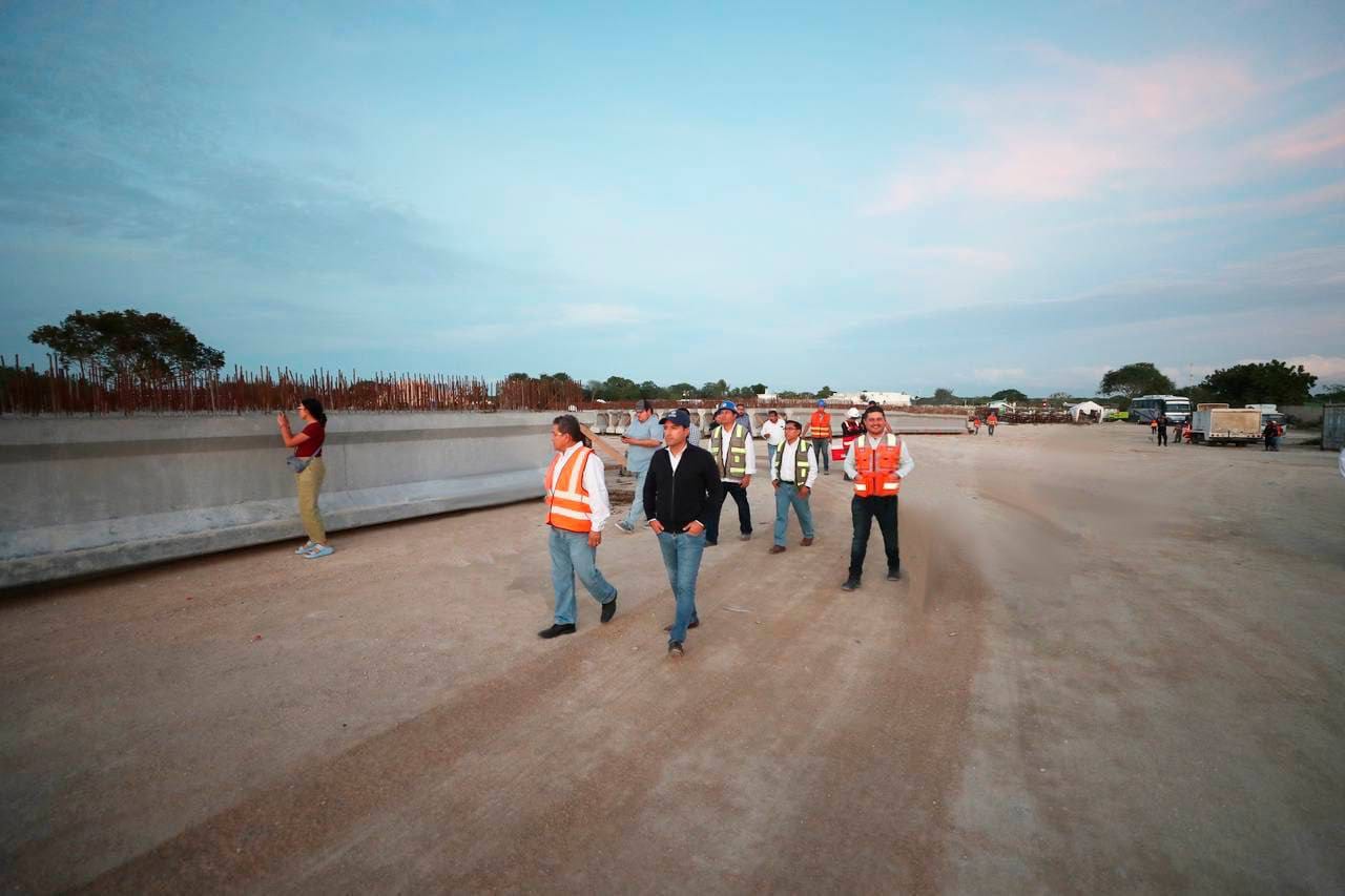 Supervisa Vila la construcción del viaducto elevado de Progreso