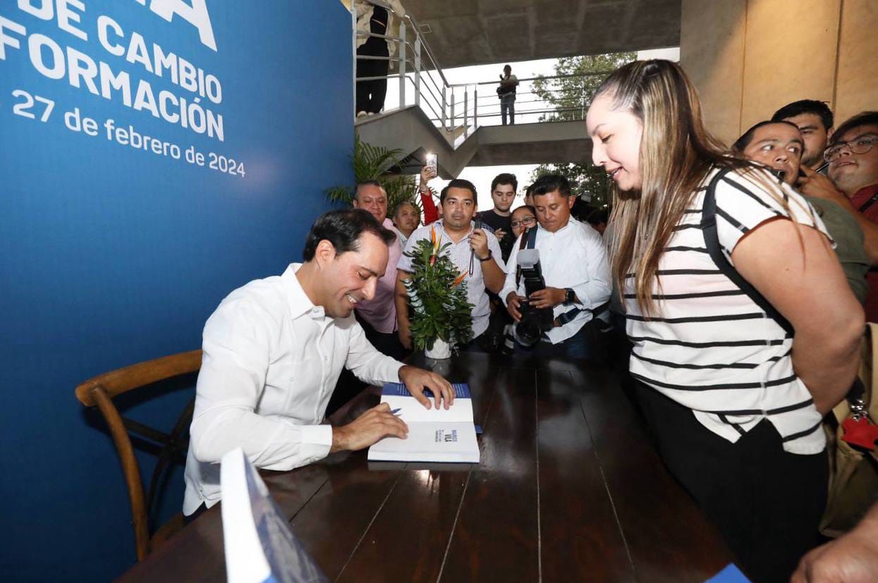 Presenta el Gobernador Mauricio Vila Dosal su libro ”Una historia de cambio y transformación”