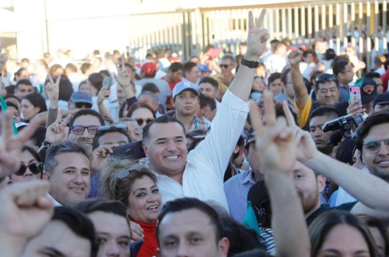 Multitudinario apoyo ciudadano en el registro de Renán Barrera y Cecilia Patrón ante el IEPAC