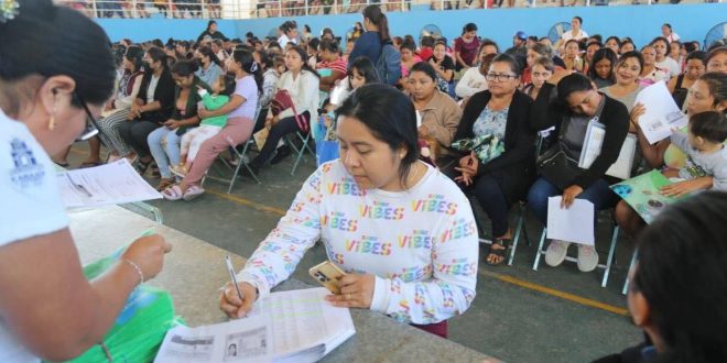 Entregan apoyos municipales a madres y padres solteros de Kanasín