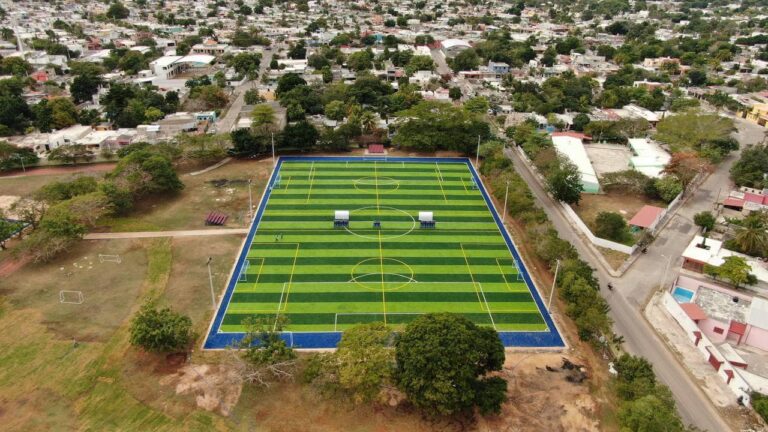 Vila Dosal supervisa las obras de modernización de las canchas de fútbol del Complejo Deportivo Kukulcán que hoy serán inauguradas