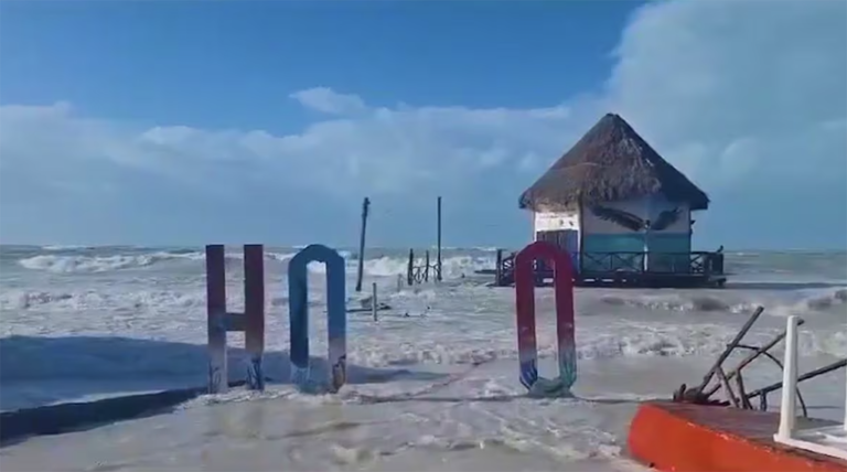 Se inunda la Isla de Holbox con la llegada del frente frío.