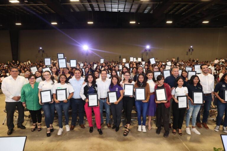 Reconoce Vila Dosal esfuerzo de universitarias yucatecas que estudian carreras en Ciencias, Tecnología, Ingeniería y Matemáticas con apoyo del Gobierno del Estado