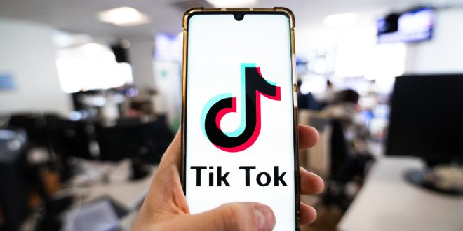 Biden firma una ley que obliga a vender o prohibir la popular plataforma TikTok en EUA