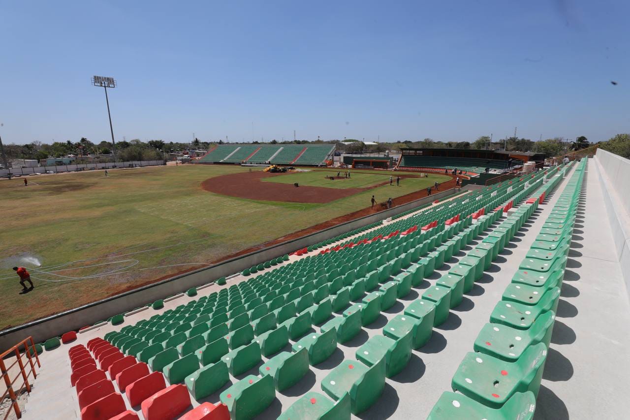 Vila visita el parque de béisbol de Kanasín, nueva casa de los Leones de Yucatán en la temporada 2024