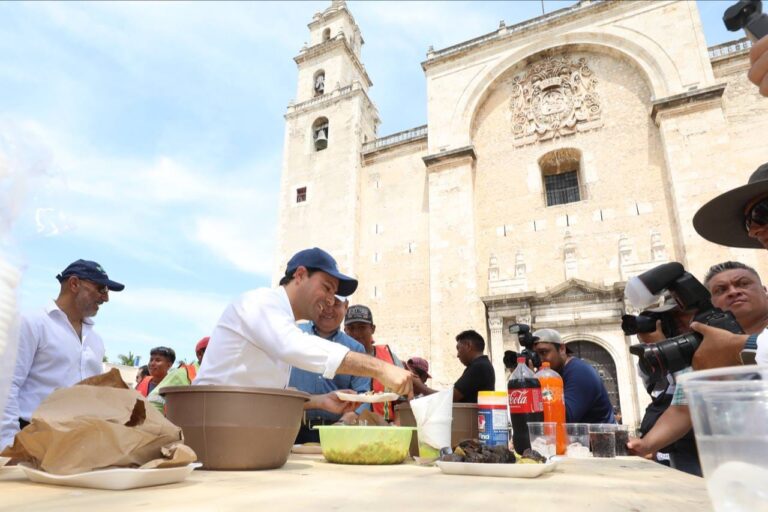 Con tacos de Chicharra, celebra Vila Dosal el Día de la Santa Cruz con albañiles