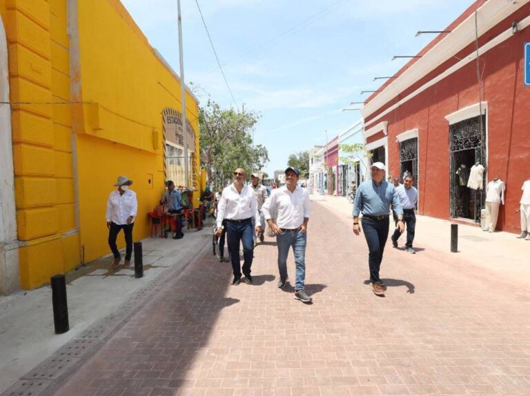 Supervisa Vila las obras del Corredor Turístico y Gastronómico sobre la calle 60 y la Plaza Grande