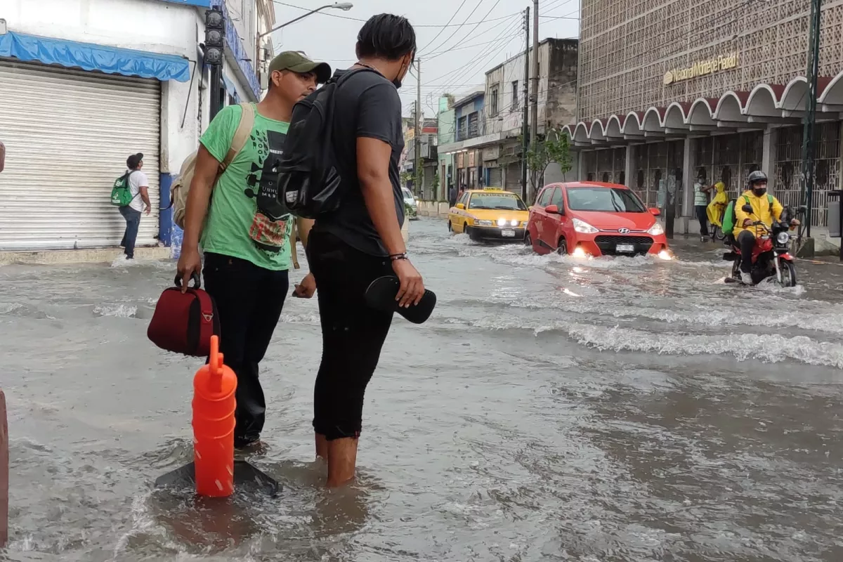 Caos en el Centro de Mérida por las intensas lluvias; hay calles inundadas y semáforos apagados