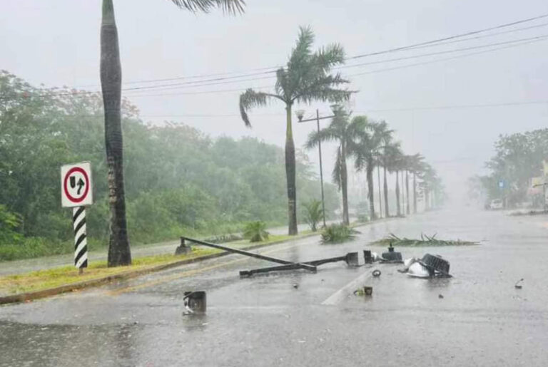 Sin energía eléctrica varios municipios por paso de Beryl en Yucatán