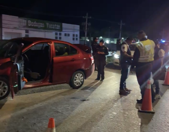 Persecución en el periférico por robo de vehículo por presunto hombre armado.