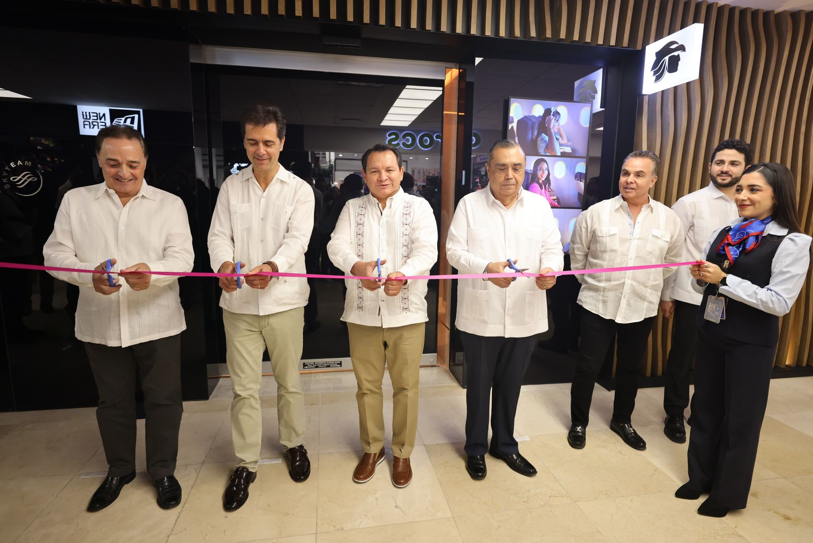 Encabeza Gobernador la inauguración de la Sala Premier de Aeroméxico en el aeropuerto internacional de Mérida