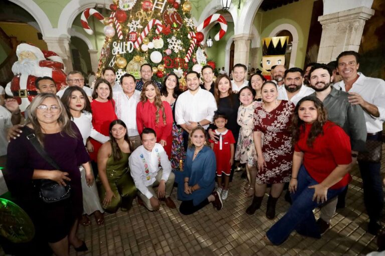 El Gobernador Joaquín Díaz Mena encabeza el encendido del tradicional Árbol de Navidad en Palacio de Gobierno