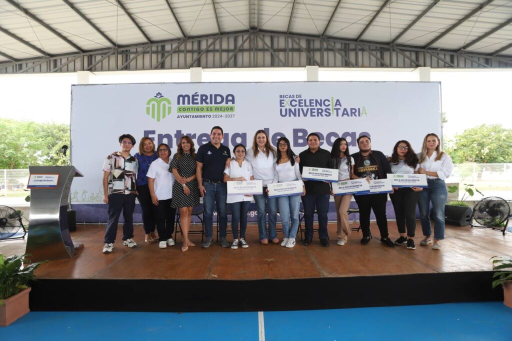 La Alcaldesa de Mérida entrega becas económicas a estudiantes de universidades