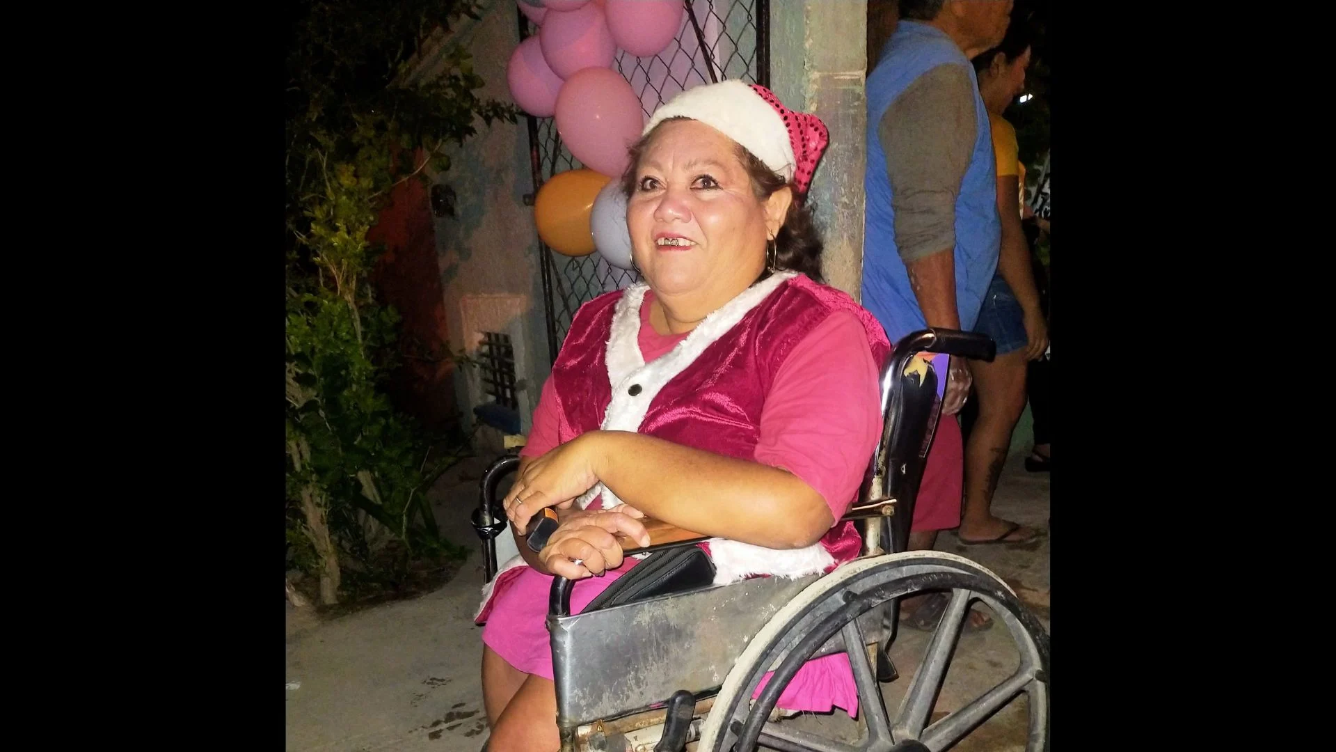 Conoce a Julia Centurión, quien reparte juguetes desde mototaxis a niños y niñas del sur de Mérida