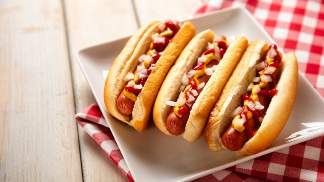 Hot dogs quitan hasta 36 minutos de vida por porción, según un estudio