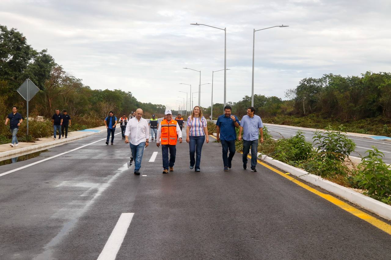 Cecilia Patrón entrega nueva avenida en Sodzil Norte.