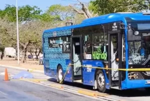Muere mujer atropellada por un Va y Ven en Mérida