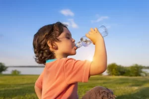 El calor extremo y su impacto en los niños: ¿por qué es más peligroso para ellos?