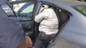 Rescatan a bebé encerrada en auto bajo el sol en colonia de Mérida