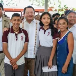 Díaz Mena entrega primeras tarjetas de la beca ‘Benito Juárez’