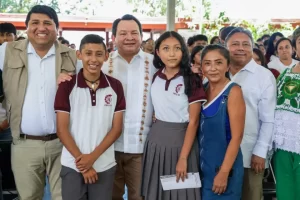 Díaz Mena entrega primeras tarjetas de la beca ‘Benito Juárez’