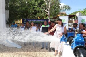 Cecilia Patrón cumple demanda añeja de habitantes de Santa Gertrudis Copó con mejoras en sistema de agua potable.