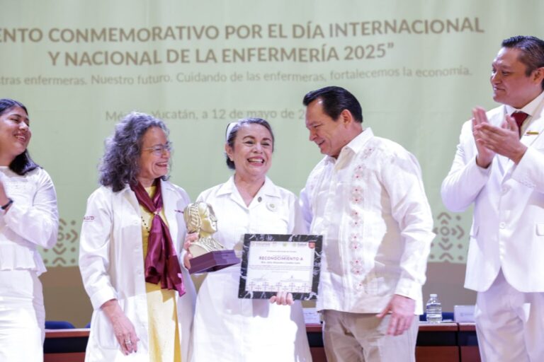 Díaz Mena celebra Día de la Enfermería en Yucatán