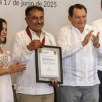 Fidencio Briceño recibe Medalla Eligio Ancona por su labor en defensa de la cultura maya en Yucatán