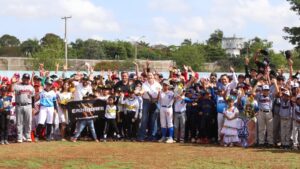 Reconoce Cecilia Patrón a las familias participantes de la Liga Meridana Infantil y Juvenil de Béisbol.