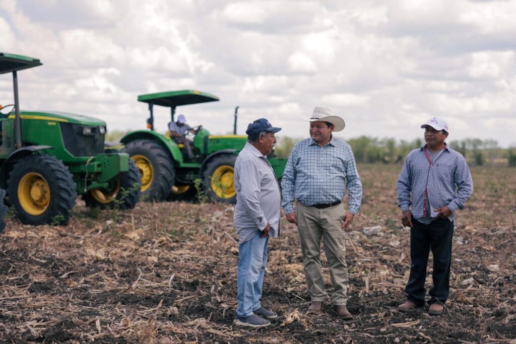 Gobierno apoya al campo con equipo y recursos Gobierno apoya al campo con equipo y recursos