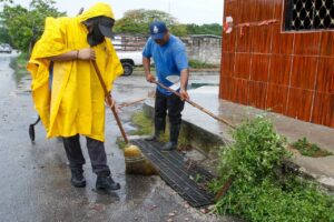 Mérida refuerza limpieza de rejillas para prevenir encharcamientos durante la temporada de lluvias