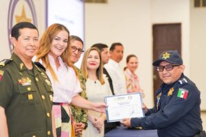 Cecilia Patrón reconoce 22 años de labor de la Policía Municipal.