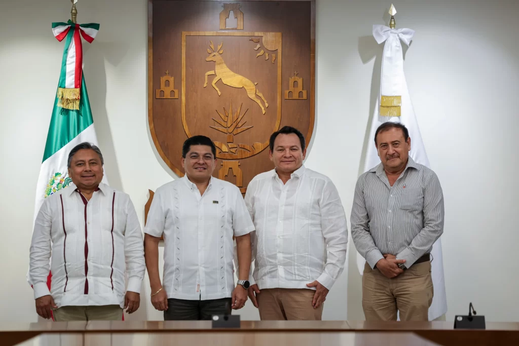 Díaz Mena celebra acuerdos con el magisterio de Yucatán Díaz Mena celebra acuerdos con el magisterio de Yucatán