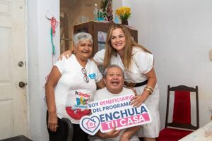 Entrega Cecilia Patrón mejoras a viviendas de personas mayores de Mérida.