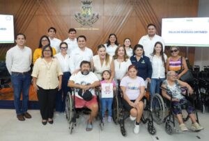 Ayuntamiento de Mérida recibe donativo de 40 sillas de ruedas.