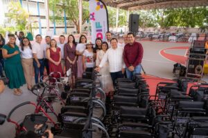 Entregan apoyos funcionales para personas con discapacidad en Yucatán