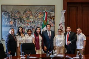 Reconocen a estudiantes yucatecos por su excelencia académica