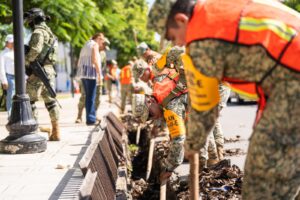 Ayuntamiento de Mérida avanza en limpieza de rejillas con apoyo del Ejército Mexicano.